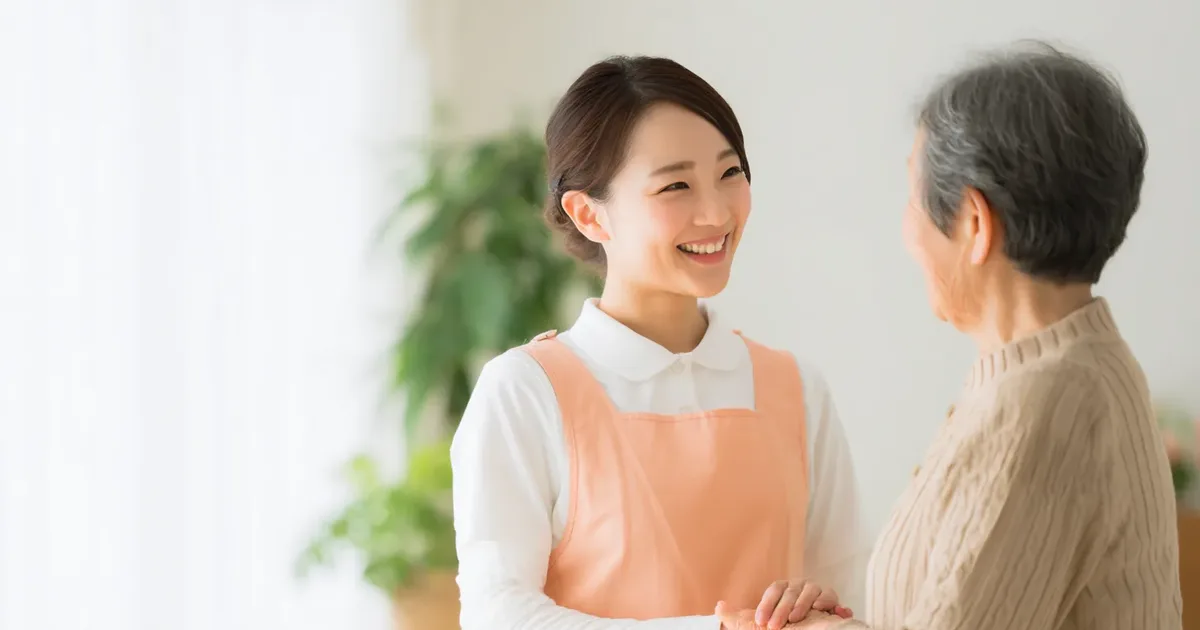 日勤帯に利用者と話す看護師