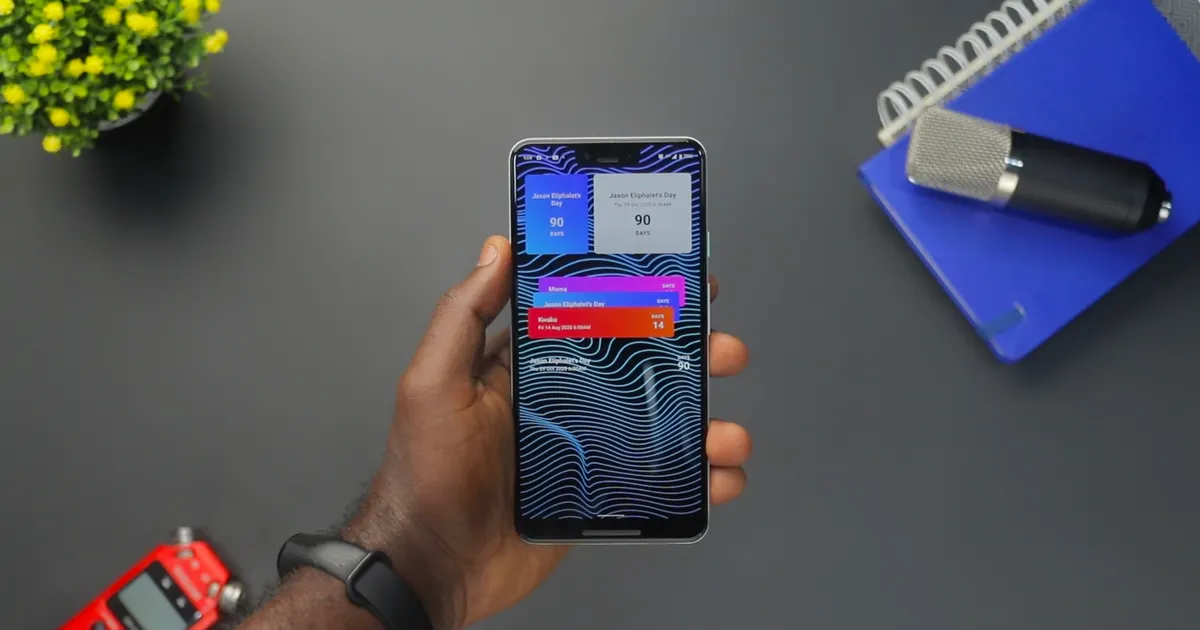 机の上のスマートフォン