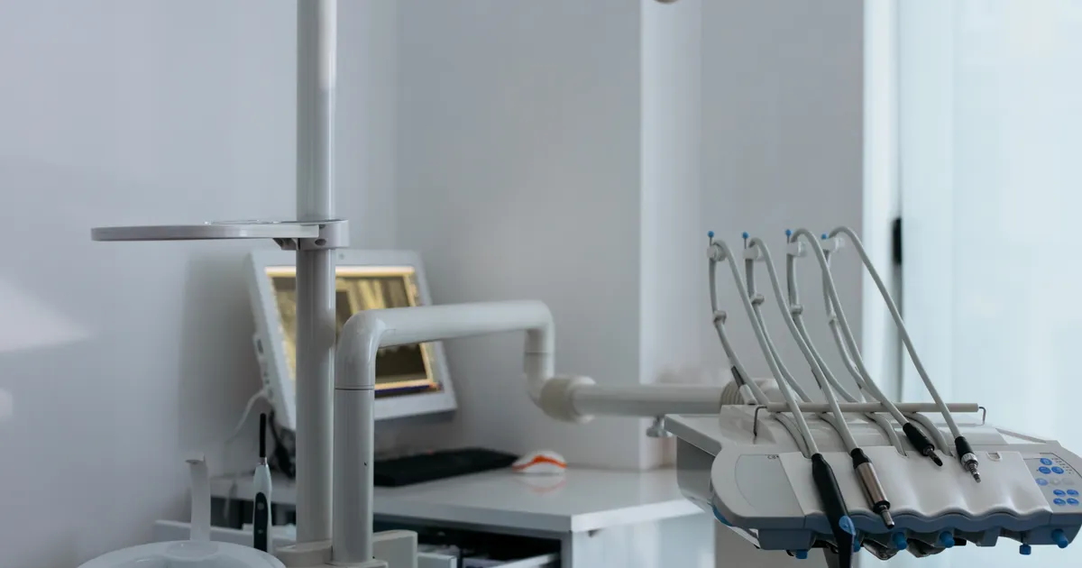 歯科診療ユニットの器具とモニター