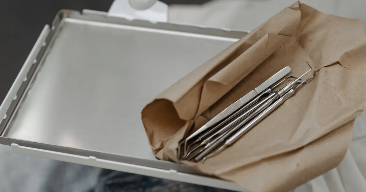 トレーに並んだ歯科用の器具