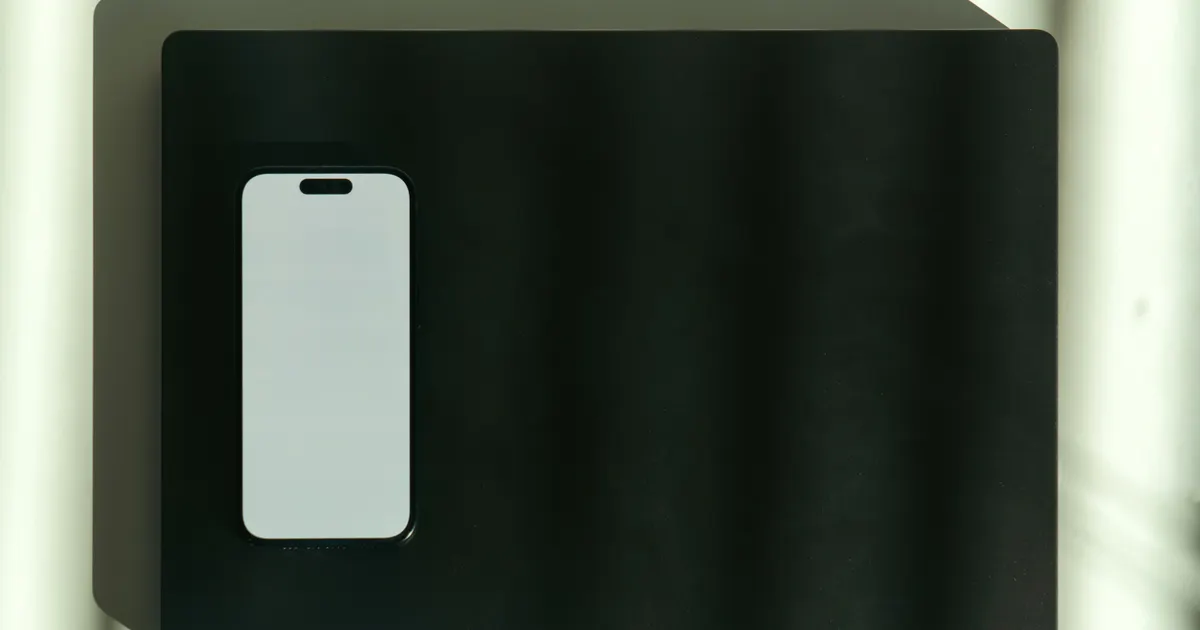 黒い机の上に置かれたスマートフォン
