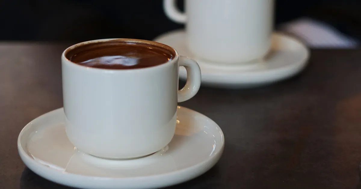 テーブルに並んだ2つのコーヒーカップ