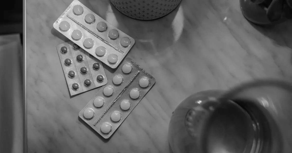 テーブルに置かれた錠剤のシート