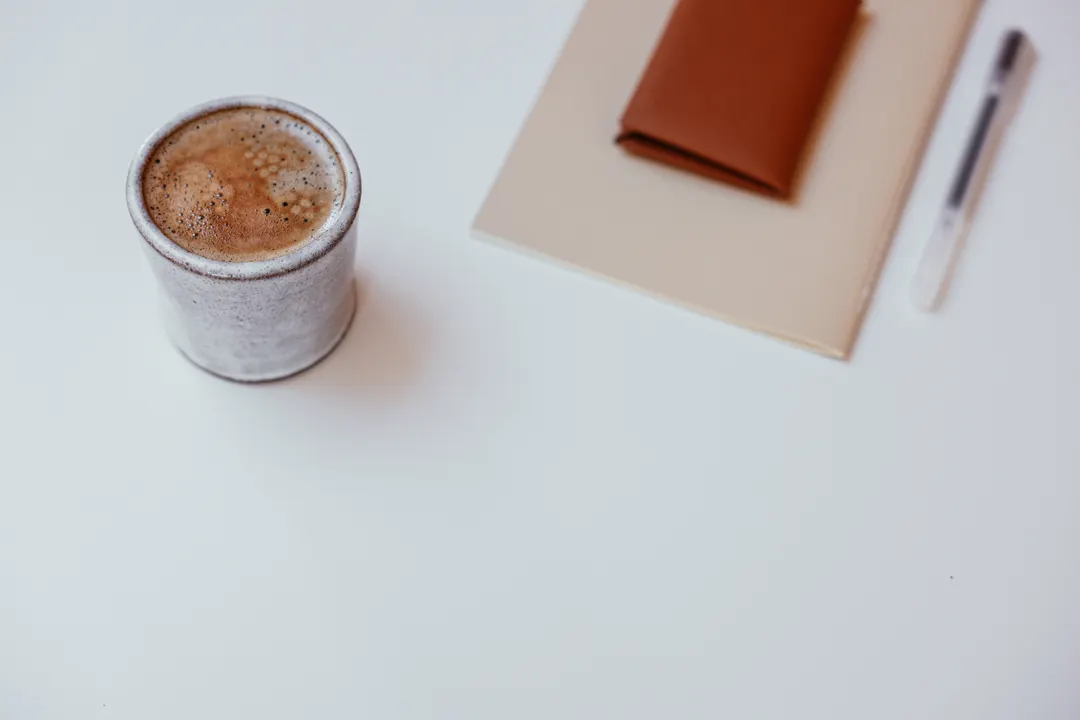 コーヒーカップとノート