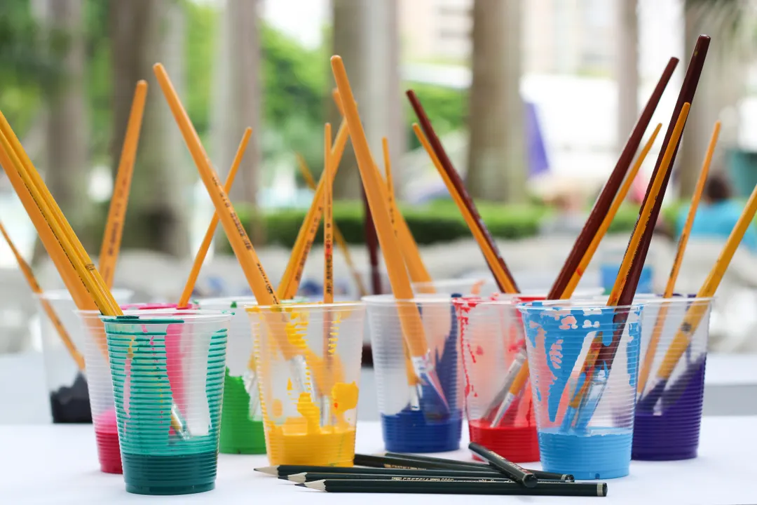 絵の具のカップに立てた筆