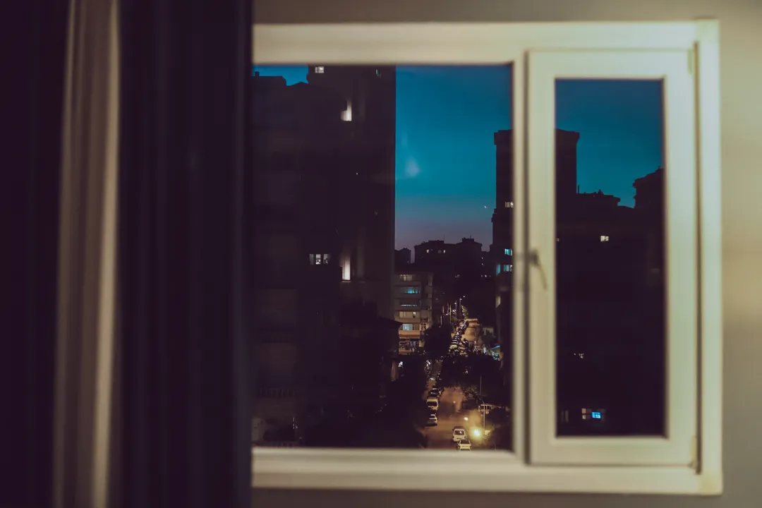 夜の窓