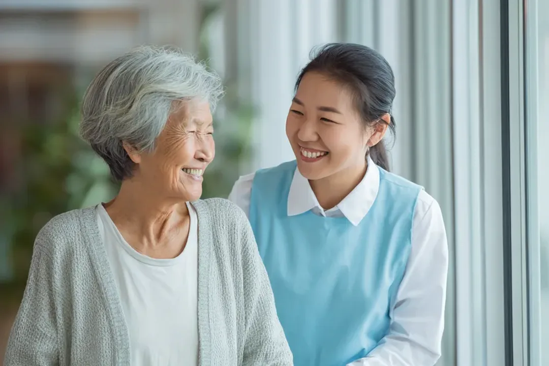 高齢の女性と話すスタッフ