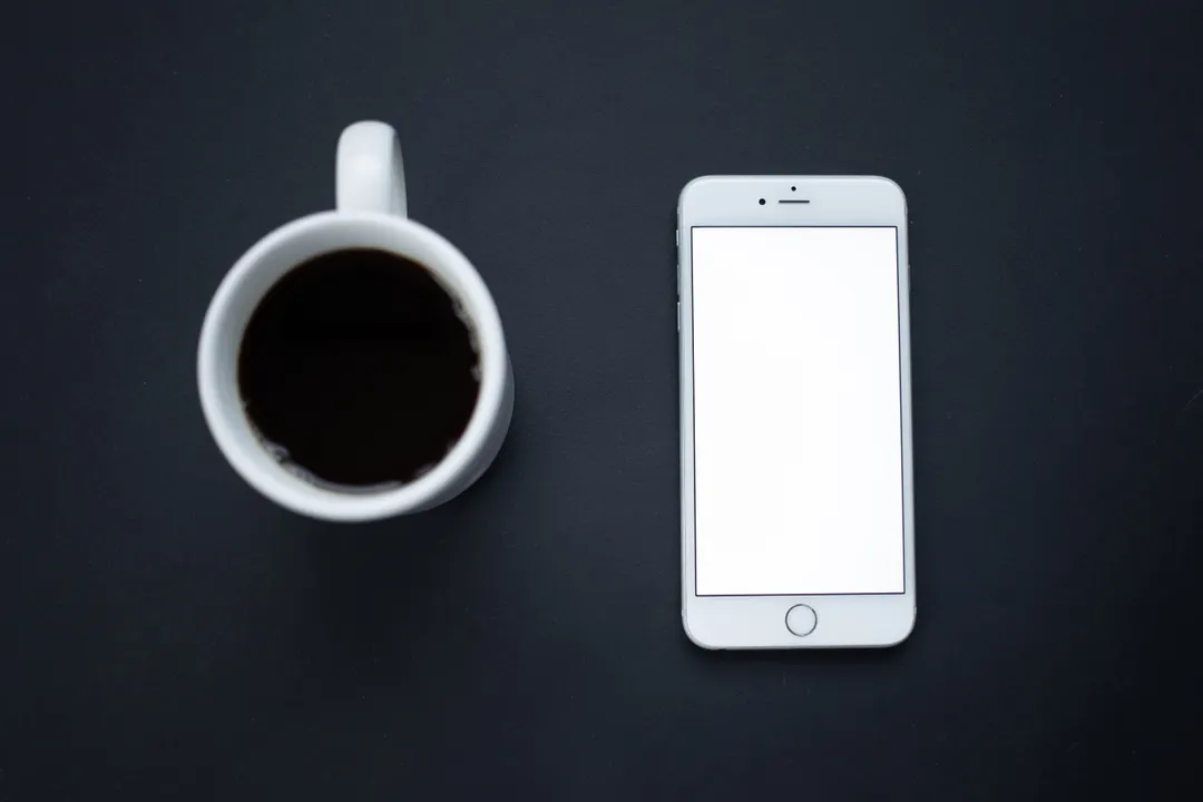 コーヒーとスマートフォン