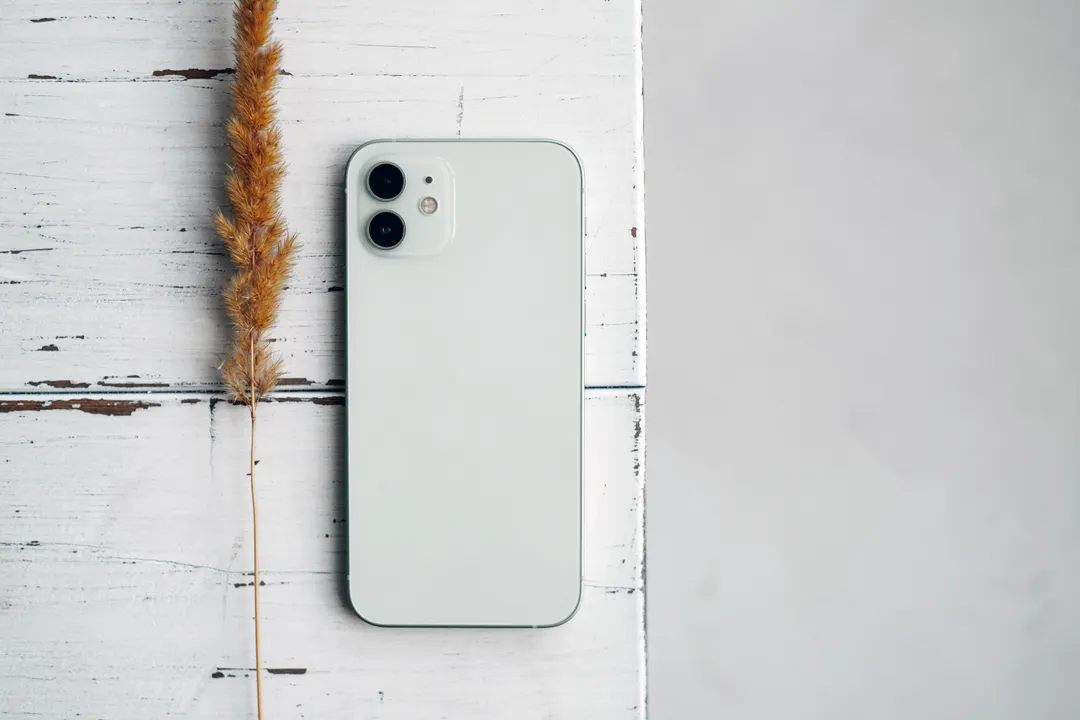 机の上のスマートフォン