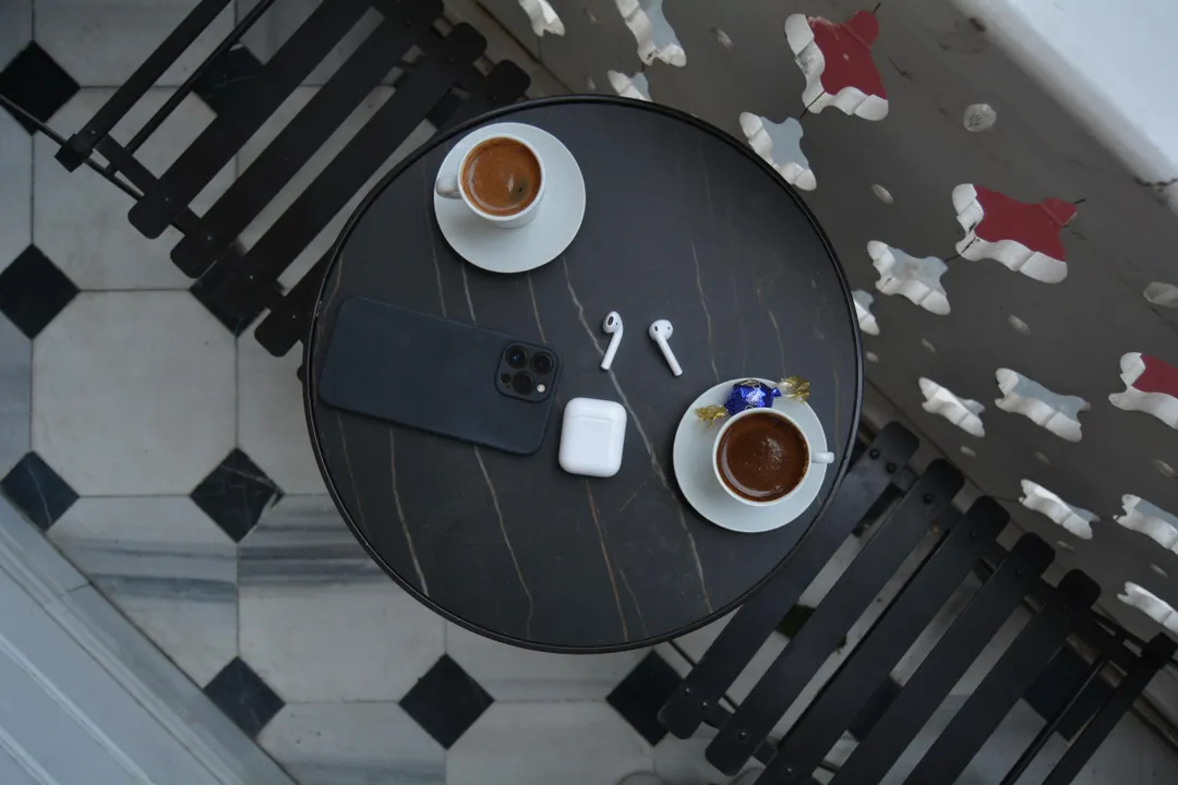 休憩中のコーヒーとスマートフォン