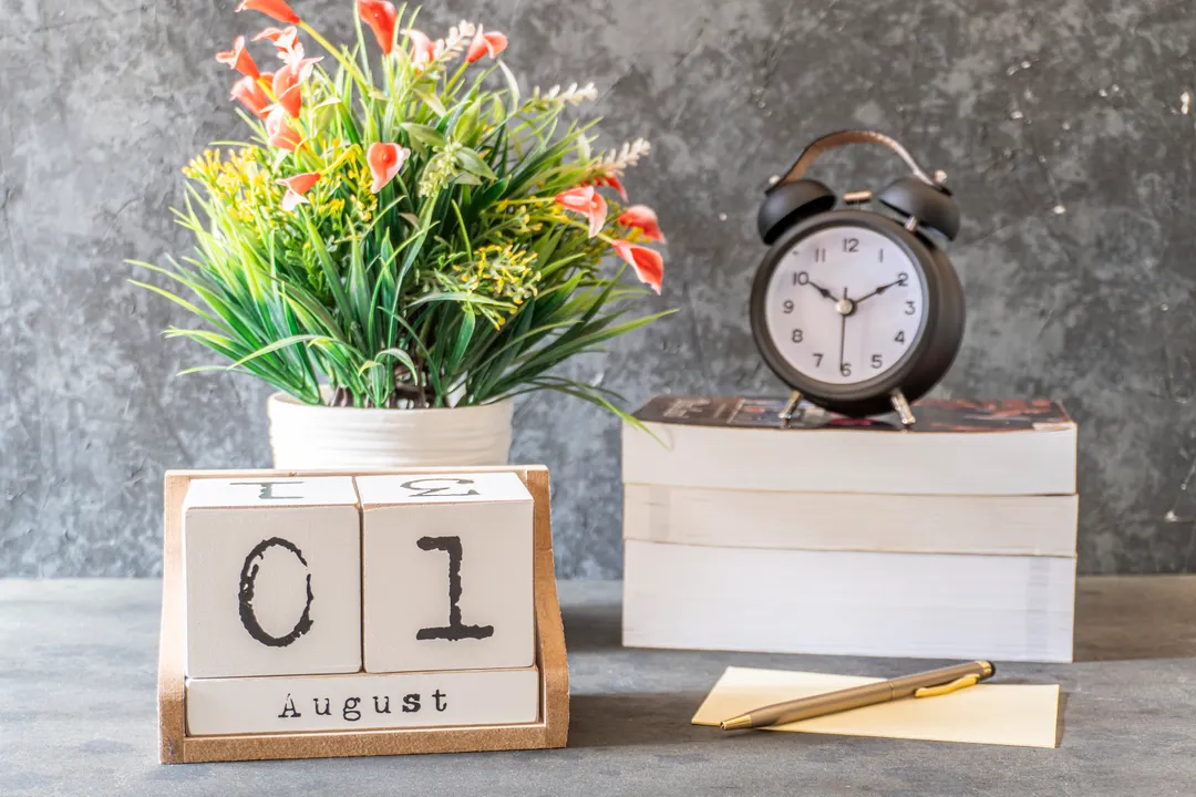 机の上のカレンダーと時計